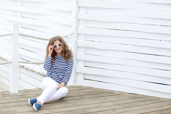 Jonge Mooie Vrouw Poseren Gestreepte Shirt Tegen Houten Achtergrond — Stockfoto