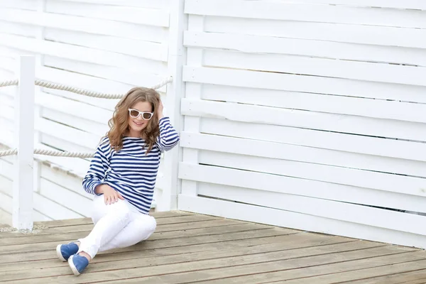 Çizgili Gömlekli Ahşap Arka Plan Karşı Poz Genç Güzel Kadın — Stok fotoğraf