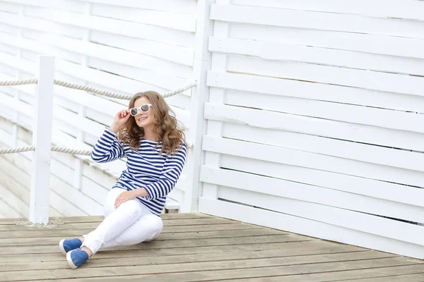 Jonge Mooie Vrouw Poseren Gestreepte Shirt Tegen Houten Achtergrond — Stockfoto