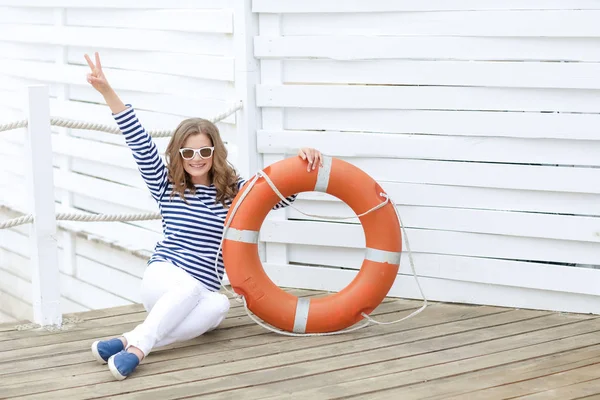 Schöne Junge Frau Posiert Mit Rettungsring — Stockfoto