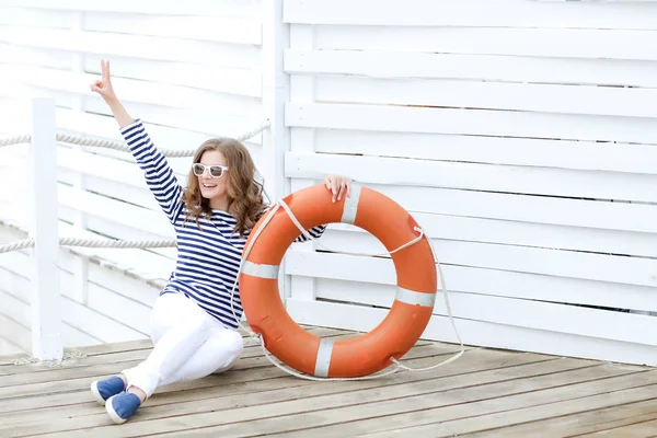 Schöne Junge Frau Posiert Mit Rettungsring — Stockfoto