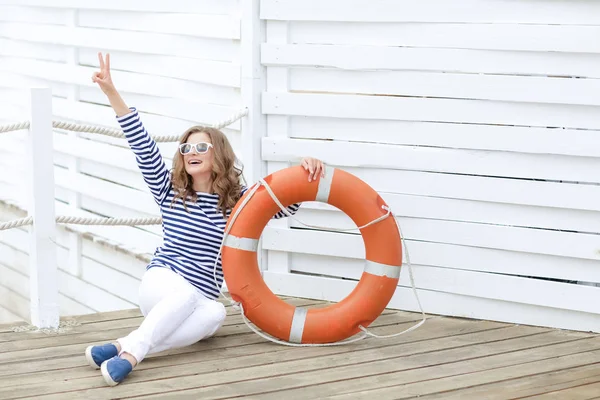 Schöne Junge Frau Posiert Mit Rettungsring — Stockfoto