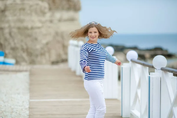 Mooie Vrolijke Vrouw Die Zich Voordeed Brug Buurt Van Zee — Stockfoto