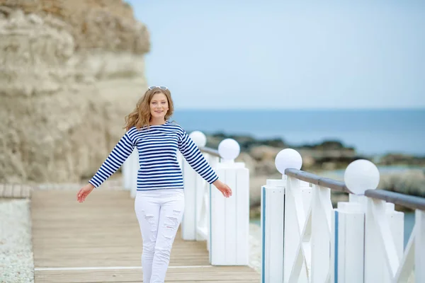 Mooie Vrolijke Vrouw Die Zich Voordeed Brug Buurt Van Zee — Stockfoto