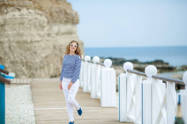 Bela Mulher Alegre Posando Ponte Perto Mar — Fotografia de Stock