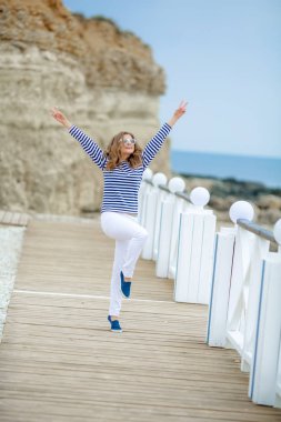 deniz kenarında köprüde poz güzel neşeli kadın 