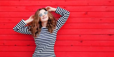 kırmızı ahşap arka plan karşı poz genç güzel kadın 