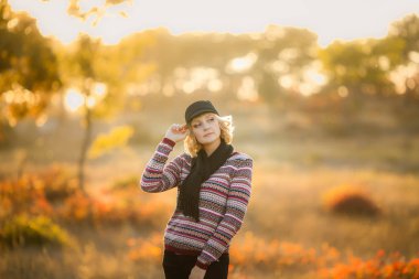 Açık havada Kazak Siyah şapka ve atkı poz güzel sarışın genç kadın 