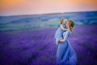 Anne ve kızı lavanta sahada poz 