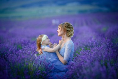 Anne ve kızı lavanta sahada poz 