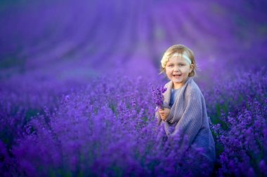 Lavanta sahada poz sevimli küçük kız 