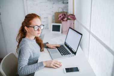 güzel kırmızı saçlı kadın ofiste poz işyerinde 