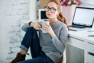 güzel kırmızı saçlı kadın ofiste poz işyerinde 