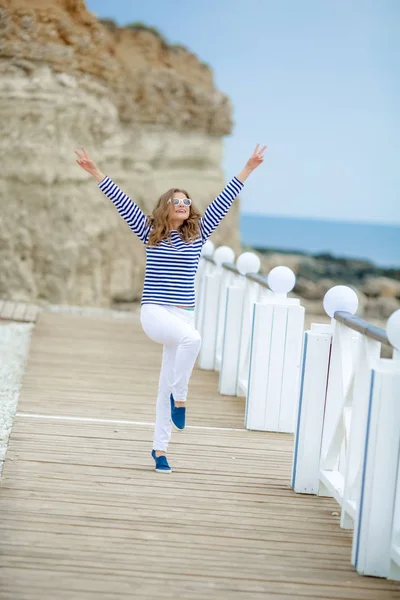 Krásná Veselá Žena Pózuje Mostě Poblíž Moře — Stock fotografie