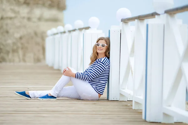 Krásná Veselá Žena Pózuje Mostě Poblíž Moře — Stock fotografie