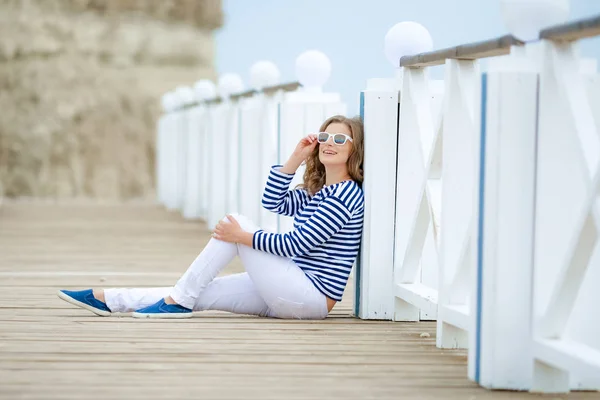 Schöne Fröhliche Frau Posiert Auf Der Brücke Meer — Stockfoto