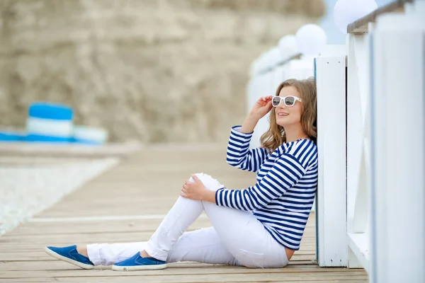 Krásná Veselá Žena Pózuje Mostě Poblíž Moře — Stock fotografie