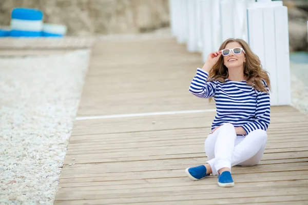 Schöne Fröhliche Frau Posiert Auf Der Brücke Meer — Stockfoto