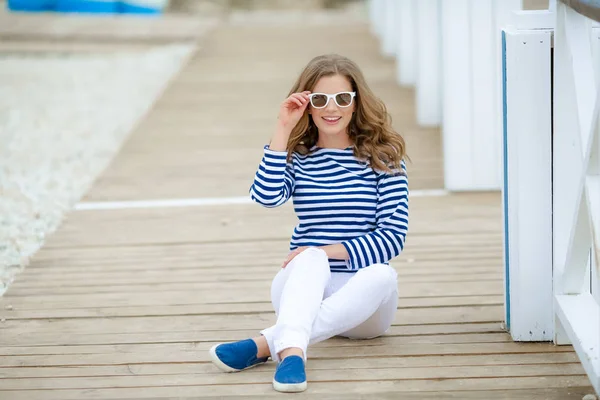 Schöne Fröhliche Frau Posiert Auf Der Brücke Meer — kostenloses Stockfoto