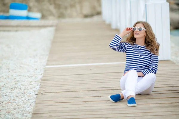 Krásná Veselá Žena Pózuje Mostě Poblíž Moře — Stock fotografie