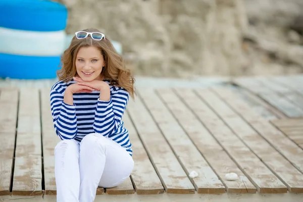 Vacker Ung Kvinna Poserar Utomhus — Stockfoto