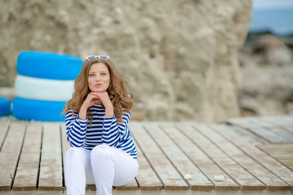 Schöne Junge Frau Posiert Freien — Stockfoto