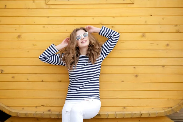 Jonge Mooie Vrouw Poseren Tegen Houten Achtergrond — Stockfoto