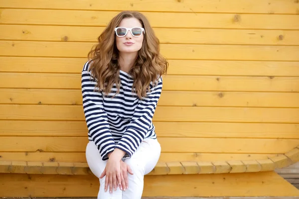 Jovem Bela Mulher Posando Contra Fundo Madeira — Fotografia de Stock