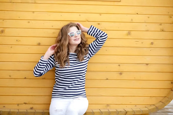 Jonge Mooie Vrouw Poseren Tegen Houten Achtergrond — Stockfoto