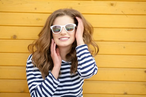 Jonge Mooie Vrouw Poseren Tegen Houten Achtergrond — Stockfoto