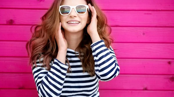 Jonge Mooie Vrouw Poseren Tegen Roze Houten Achtergrond — Stockfoto