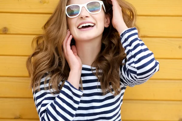 Junge Schöne Frau Posiert Vor Hölzernem Hintergrund — Stockfoto