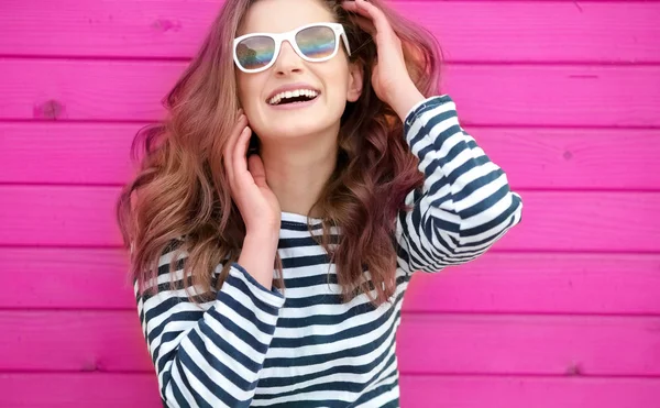 Jonge Mooie Vrouw Poseren Tegen Roze Houten Achtergrond — Stockfoto