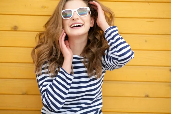 Junge Schöne Frau Posiert Vor Hölzernem Hintergrund — Stockfoto