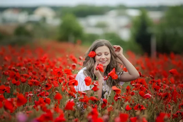 年轻美丽的女孩摆在罂粟田 — 图库照片