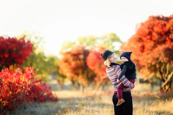 母亲和女儿在秋季花园里摆姿势 — 图库照片