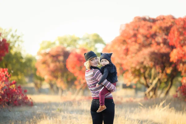 Madre Figlia Posa Nel Giardino Autunnale — Foto Stock