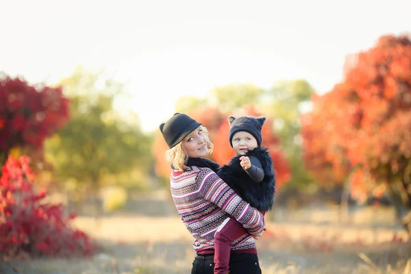 Mor Och Dotter Som Poserar Höst Trädgården — Stockfoto