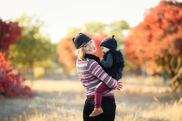 Mor Och Dotter Som Poserar Höst Trädgården — Stockfoto