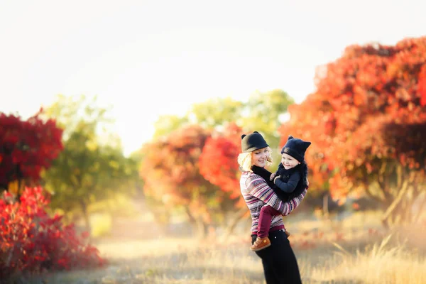 Madre Figlia Posa Nel Giardino Autunnale — Foto Stock