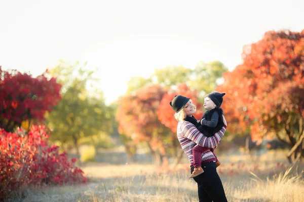 Madre Figlia Posa Nel Giardino Autunnale — Foto Stock