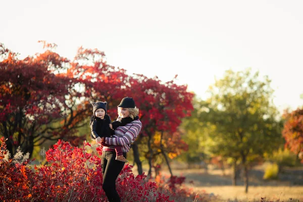 Mãe Filha Posando Jardim Outono — Fotografia de Stock