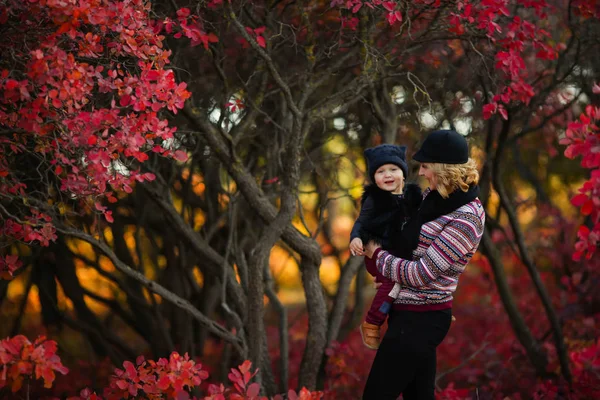 母亲和女儿在秋季花园里摆姿势 — 图库照片