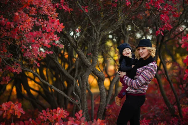 Mother Daughter Posing Autumn Garden — Stock Photo, Image