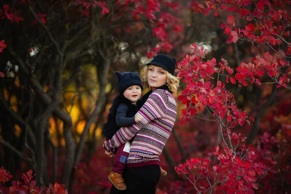 Mor Och Dotter Som Poserar Höst Trädgården — Stockfoto