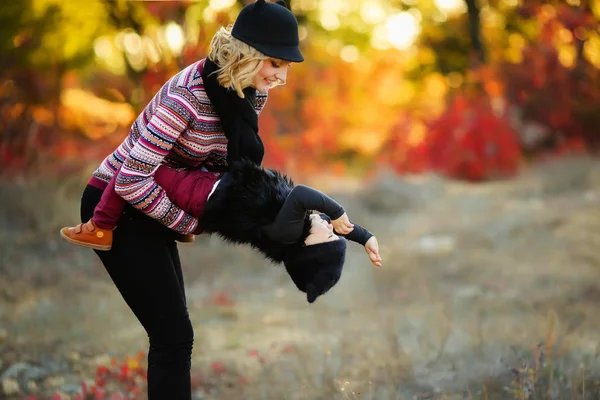 Мать Дочь Позируют Осеннем Саду — стоковое фото