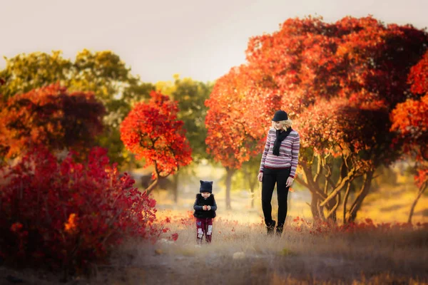 Madre Figlia Posa Nel Giardino Autunnale — Foto Stock