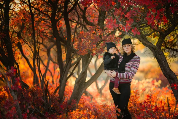 Mutter Und Tochter Posieren Herbstgarten — Stockfoto