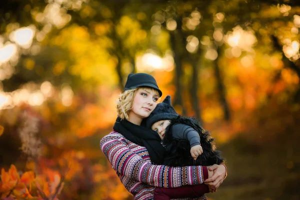Matka Dcera Pózuje Podzimní Zahradě — Stock fotografie