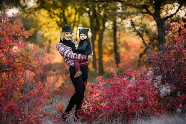 Mutter Und Tochter Posieren Herbstgarten — Stockfoto